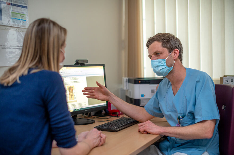 Im Gespräch klärt Dr. Philip Grunert eine CED-Patientin ausführlich zu ihrer Therapie auf. Foto: Rodigast