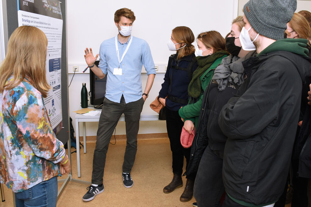 Die Nachwuchswissenschaftler, hier Simon Schrenk, stellten bei der Langen Nacht der Wissenschaften ihre Studien vor. Foto: Szabo