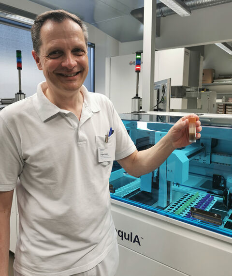 Prof. Jürgen Rödel, medizinischer Fachmikrobiologe am Institut für Mikrobiologie, kennt sich aus in Sachen Stuhlproben. Foto: UKJ