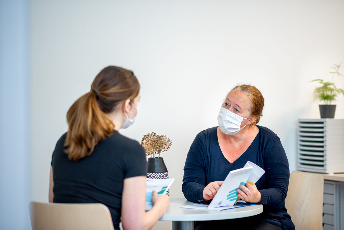 Eine Sozialdienst-Mitarbeiterin im Gespräch mit einer Patientin.