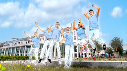 Symbolbild für Ausbildung, Studium & mehr: junge Pflegefachkräfte springen vor dem Klinikum jubelnd in die Luft.