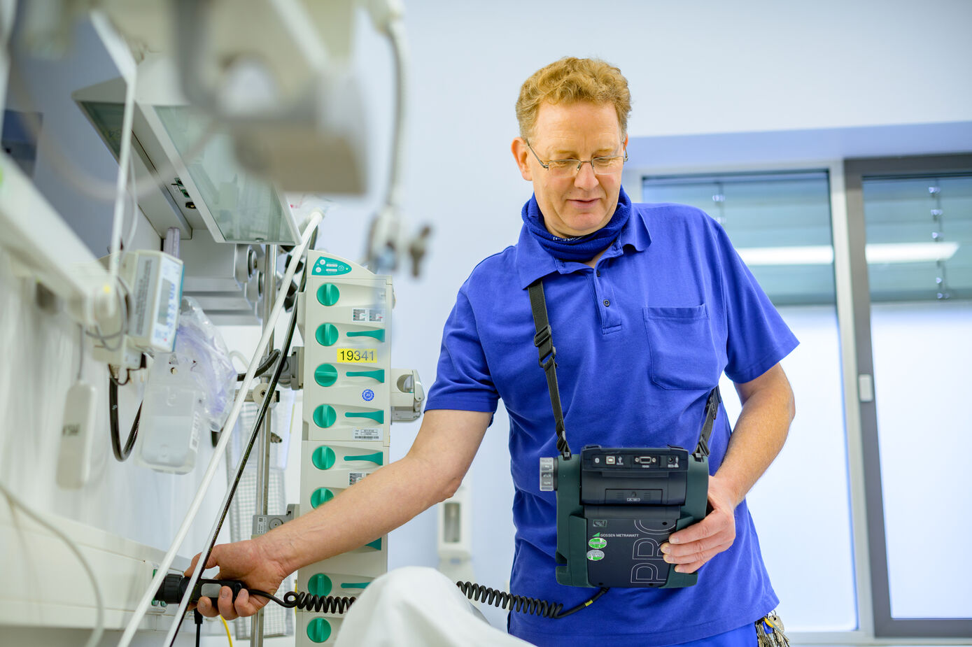 Das Team der Elektrotechnik testet Geräte.