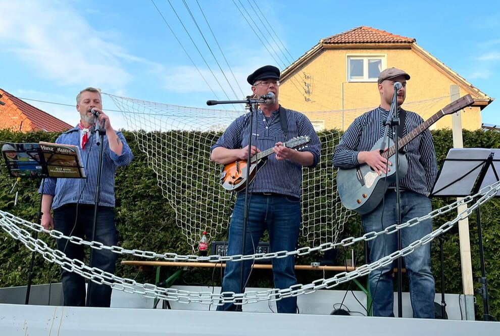 ...sondern musizieren auch in der Band » Die Ankerketteneinfedder (Folk & Shanty).