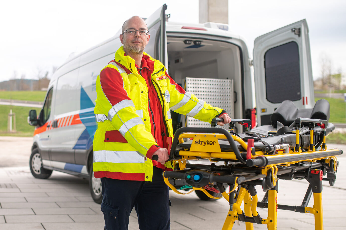 Kai Sedlag begleitet Patienten im Klinikum von A wie Station nach B wie Untersuchungsraum.