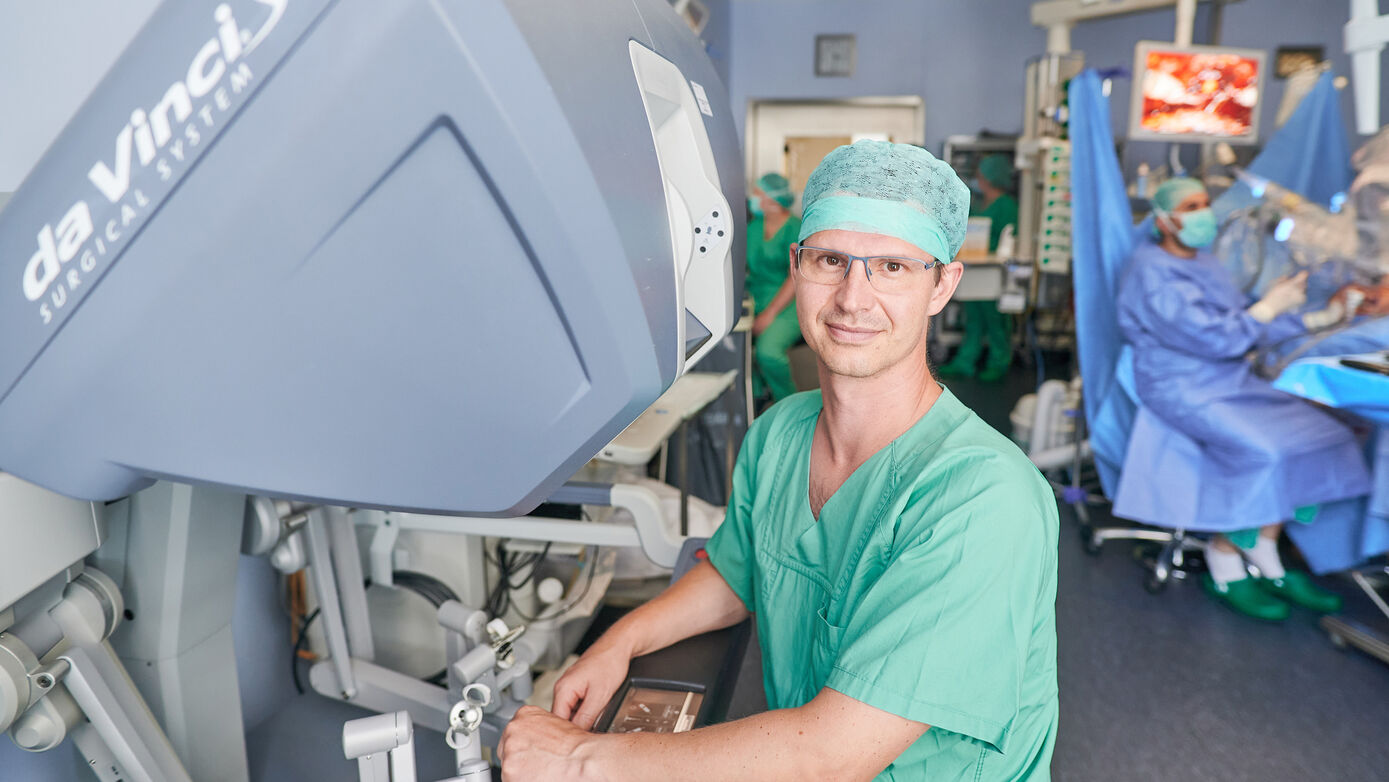 Viel Erfahrung am DaVinci-Roboter: Dr. Frank Berger, Oberarzt in der Klinik für Urologie am UKJ. Foto: Hellmann/UKJ