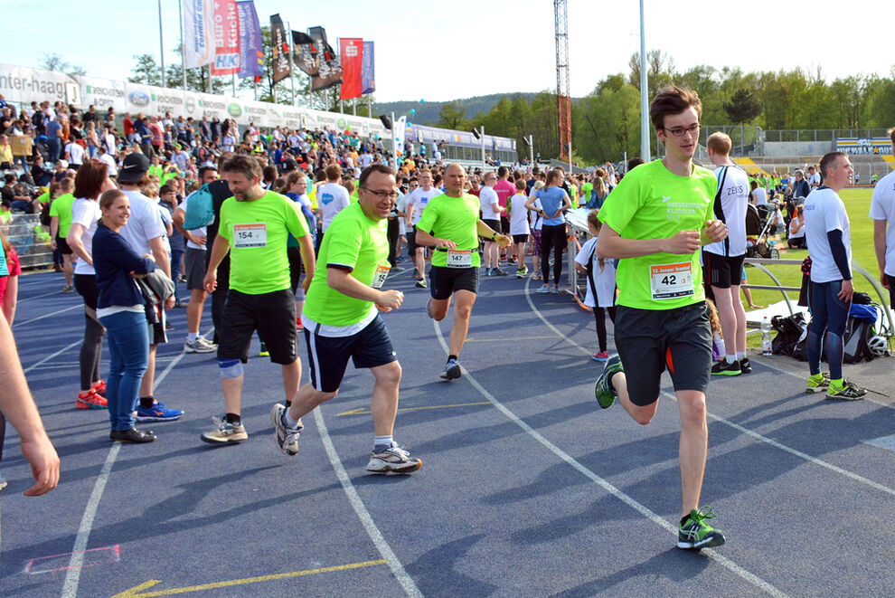 Die Teams des UKJ bei Jenaer Teamlauf.