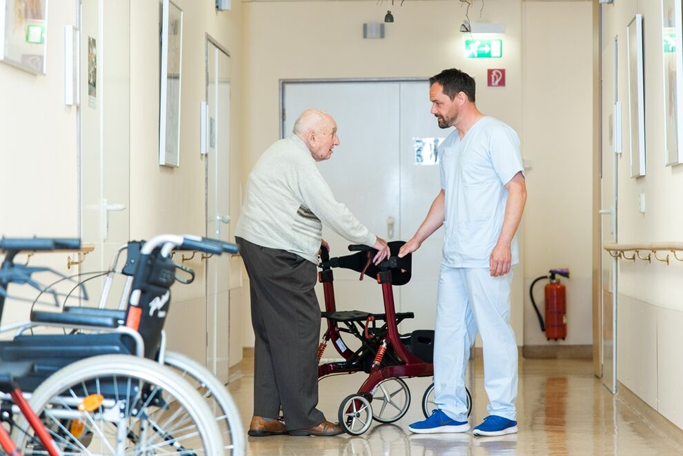 Therapeuten und Pflegekräfte tragen ihr Möglichstes bei, um den Patienten und Angehörigen diese Zeit zu erleichtern. Foto: Schroll/UKJ