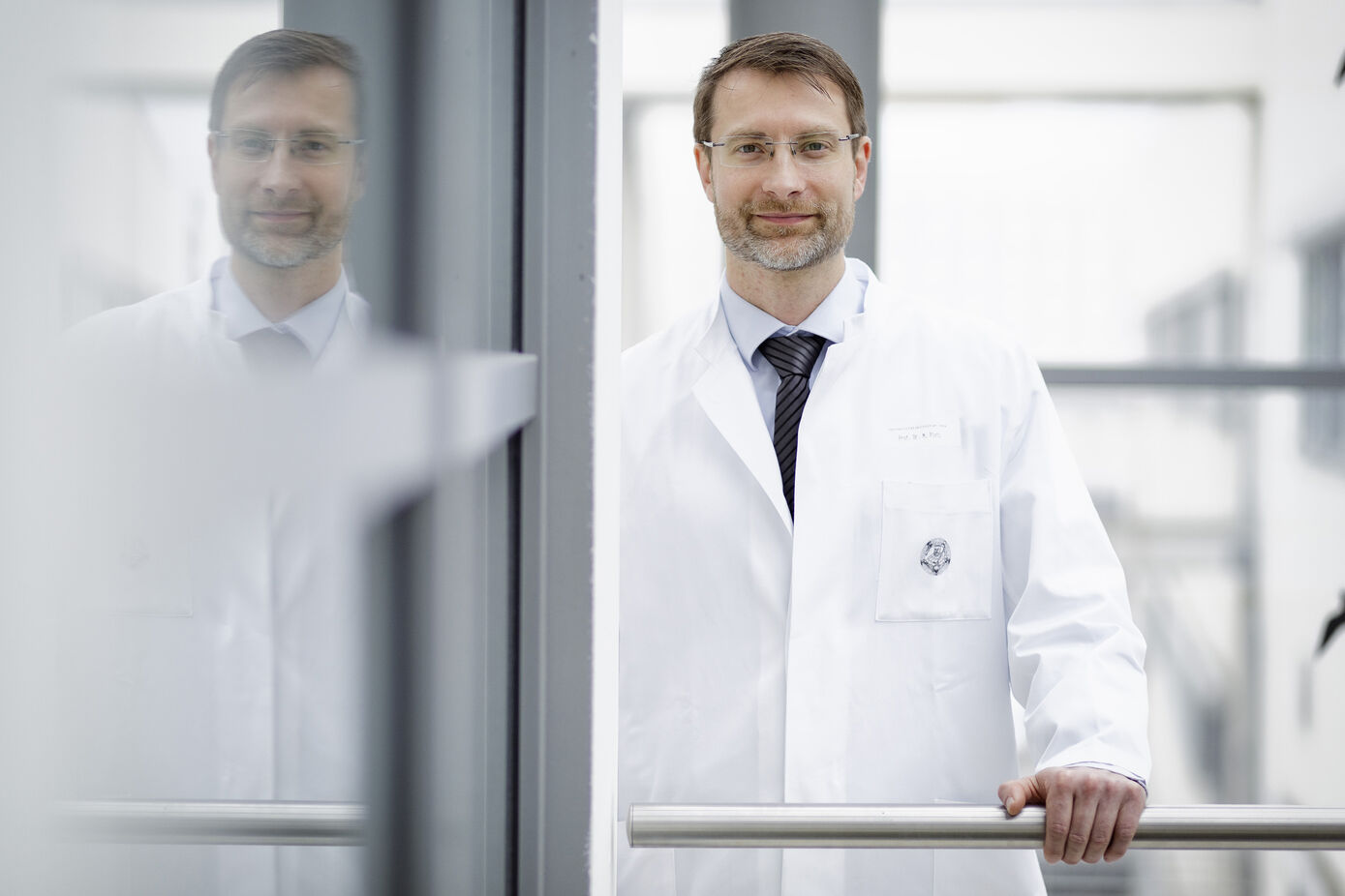 Prof. Mathias Pletz leitet das Zentrum für Infektionsmedizin und Krankenhaushygiene am UKJ. Foto: UKJ/Schroll