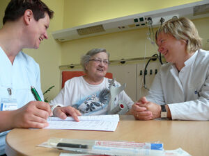 Das PneumoCaRe-Team, hier Studienschwester Steffi Kolanos (li.) und Studienleiterin Dr. Anja Kwetkat, erfasst neben der Bakterienbesiedlung des Nasen- und Rachenraumes auch den allgemeinen Gesundheitszustand der Senioren. Foto: vdG/UKJ