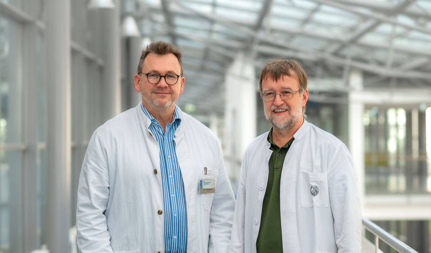 Prof. Dr. Martin Freesmeyer (links) und Prof. Dr. Hans-Joachim Mentzel zum Leiter der Ärztlichen Stelle Thüringen für Qualitätssicherung in der Nuklearmedizin beziehungsweise Röntgendiagnostik. Foto: UKJ/Rodigast