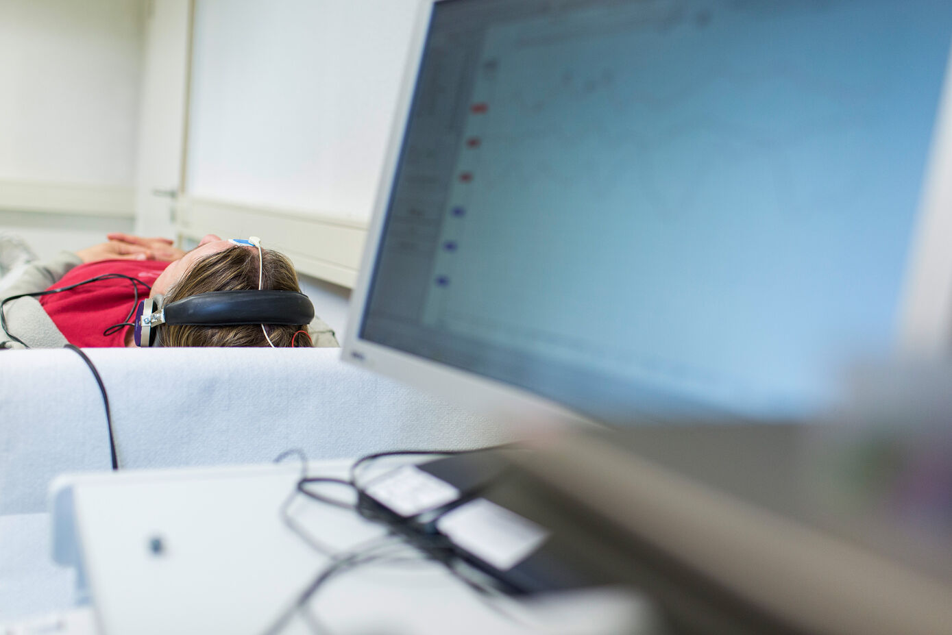 Untersuchung des Gehörs in der Klinik für Hals-, Nasen- und Ohrenheilkunde am UKJ. Rund 80 Prozent der Tinnituspatienten sind von Hörschäden betroffen. Foto: Schroll