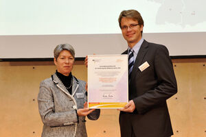 BMBF fördert Medizintechnik-Projekt Jenaer Kardiologen, Ministerialdirigentin Bärbel Brumme-Bothe(l.) überreicht die Urkunde an Dr. Alexander Lauten Foto: Slabotny