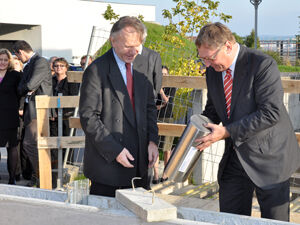 Professor Thomas Deufel (r.), Staatssekretär im Thüringer Ministerium für Bildung, Wissenschaft und Kultur, und der Jenaer Sepsisforscher Professor Konrad Reinhart legten auf dem Beutenberg Campus Jena den Grundstein für das neue SEPTOMICS-Forschungsgebäude. Foto: M. Szabo, UKJ