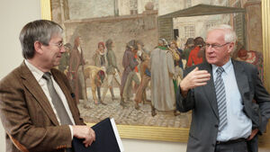 Nach der Vertragsunterzeichnung diskutieren Rektor Klaus Dicke (l.) und Professor Peter Wutzler über die Kunst der Moulagen. (Foto: Jan-Peter Kasper/FSU)