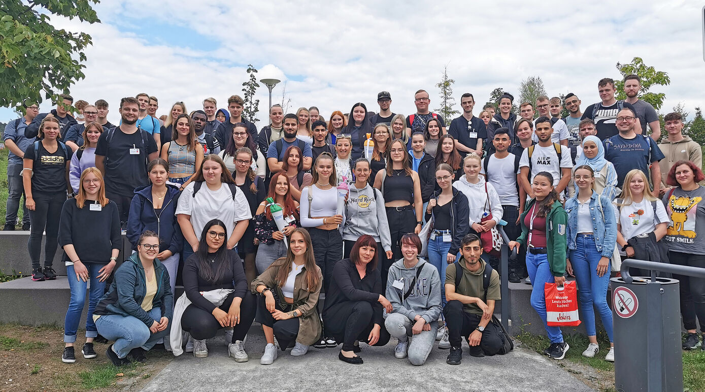 Für 120 junge Männer und Frauen hat jetzt die Ausbildung am UKJ begonnen. Foto: Hoppert