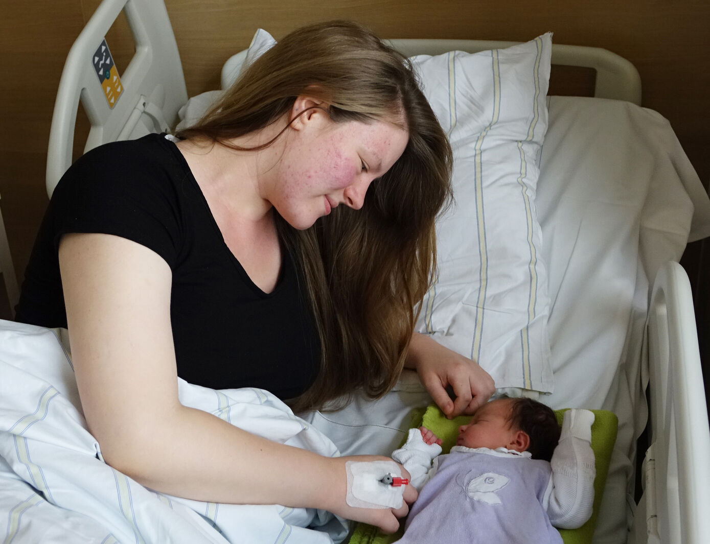 Steffi Klatt freut sich über ihre Tochter Henriette Amalia – die tausendste Geburt in diesem Jahr am UKJ. Foto: UKJ/ Struif 