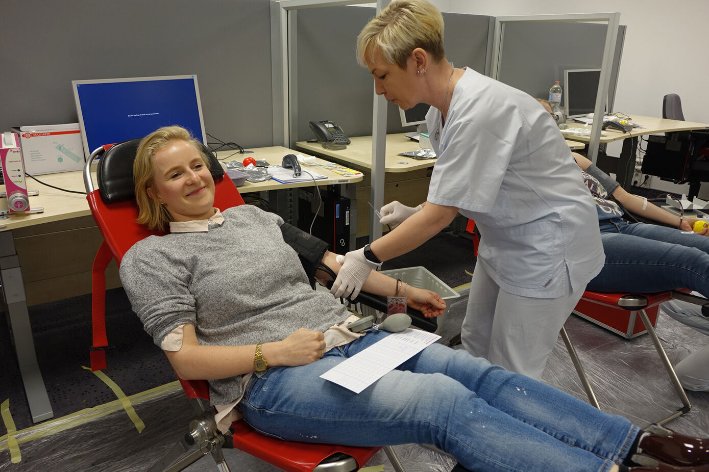 Elisabeth Gllaci spendete im Rahmen eines Außentermins der UKJ-Blutspende erstmals Blut (Foto: UKJ/Emmerich).