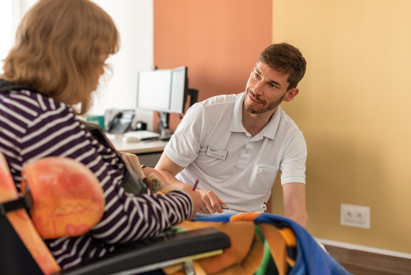 Der Neurologe Dr. Torben de la Motte leitet das Medizinische Zentrum für Erwachsene mit Behinderungen am UKJ. Foto: Rodigast