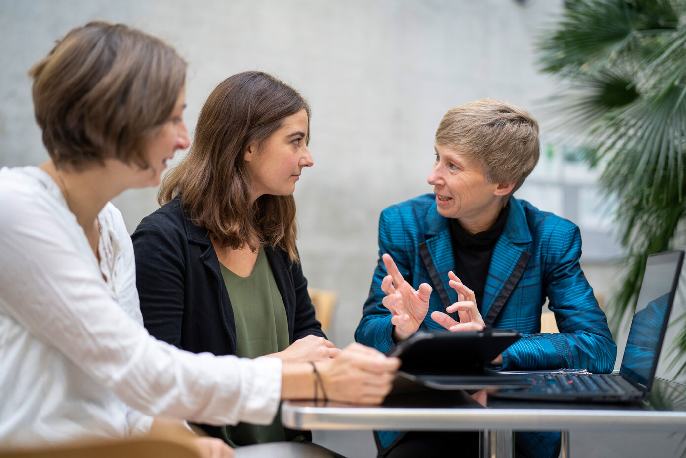 Prof. Jutta Hübner (re.), Leiterin des Masterstudiengangs, im Gespräch mit der wissenschaftlichen Koordinatorin Sarah Salomo (Mitte). Foto: Schroll