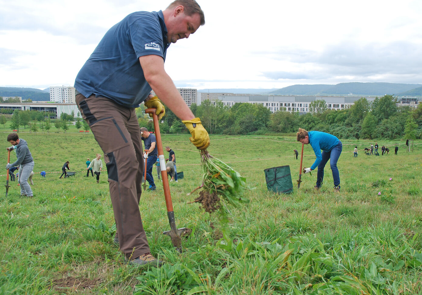 Vollen Einsatz zeigten die UKJ-Mitarbeiter heute beim Aktionstag auf der großen Wiese im Drackendorfer Park. Bild: UKJ/Schleenvoigt