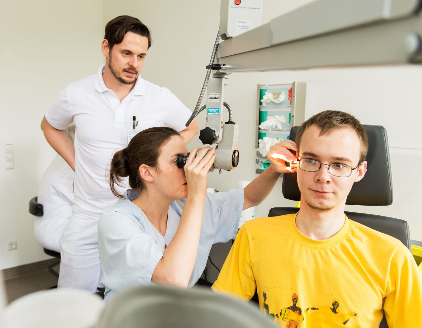 Eine angehende Ärztin untersucht einen Patienten in der Klinik für Hals-, Nasen- und Ohrenheilkunde. 