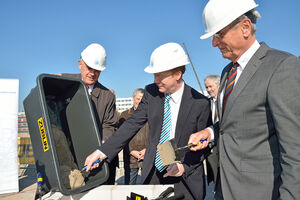 v.l.: Klaus Pöllath, Vorstand Ed. Züblin AG, Christoph Matschie, Thüringens Minister für Bildung, Wissenschaft und Kultur, und Prof. Klaus Höffken, Medizinischer Vorstand des Universitätsklinikums Jena, bei der Grundsteinlegung