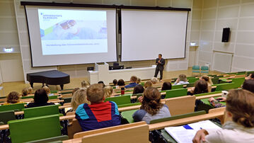 Blick auf die neue Frontseite des Universitätsklinikums Jena: Rechts Gebäudeteil „A“ mit dem künftigen Haupteingang, links Gebäudeteil „E“, in dem künftig u.a. erkrankte Kinder an einem Standort versorgt werden. Foto: UKJ/Szabo.