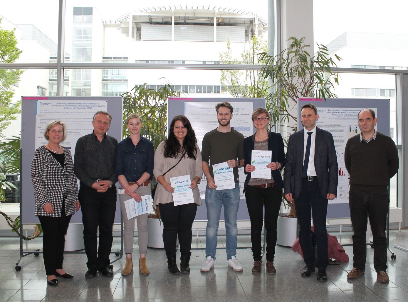 Die Preisträger Katharina Ewers, Nilay Köse Niklas Langguth und Christine Gräfe (3. b. 6. v. l.), die Jury Prof. Dr. Alexander Berndt, Prof. Dr. Uwe Schneider, Prof. Dr. Stefan Schulz (2.,7.,8. v.l.) und die Organisatoren des 14. Nachwuchstages Dr. Katrin Hoffmann (l.). Foto: Susanna Gräfe/ UKJ.