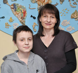 Johannes mit seiner Mutter, die ihm einen Teil ihrer Leber gespendet hat. Foto: Szabo/UKJ 