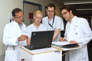 Das ALERTS-Team um Prof. Dr. Frank Brunkhorst (l.) und Dr. Stefan Hagel (r.) wird gemeinsam mit den Pflegekräften auf den Stationen insgesamt etwa 75.000 Patienten des Universitätsklinikums Jena in der Präventionsstudie für Krankenhausinfektionen erfassen. Foto: M. Schacke/UKJ