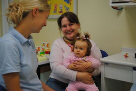 Keine Angst vorm Zahnarzt: Zahnärztin Dr. Yvonne Wagner (l.) empfängt Mutter und Kind in der Babysprechstunde der Poliklinik für Präventive Zahnheilkunde und Kinderzahnheilkunde des UKJ. (Foto: UKJ)