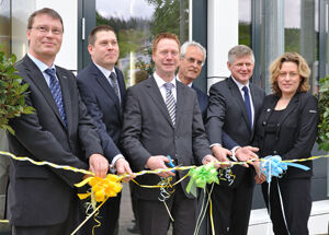 Prof. Thorsten Heinzel, Prorektor der Friedrich-Schiller-Universität Jena, Prof. Oliver Kurzai, Minister Christoph Matschie, Prof. Klaus Höffken, Vorstandssprecher des Uniklinikums Jena, Prof. Andreas Hochhaus, Prodekan der Medizinischen Fakultät, und Prof. Hortense Slevogt (v.l.) weihen gemeinsam das neue Forschungsgebäude des ZIK Septomics ein. Foto: M. Szabo/UKJ