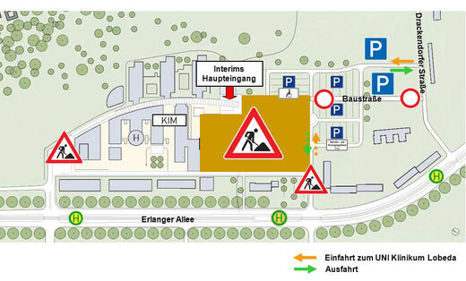 Dieser Plan gibt eine Übersicht über die Zufahrtsmöglichkeiten und die Lage des neuen provisorischen Haupteingangs des Universitätsklinikums in Lobeda. Der bisherige Haupteingang kann allerdings vorläufig von Fußgängern aus Richtung Erlanger Allee kommend weiter genutzt werden, wird aber zukünftig geschlossen.