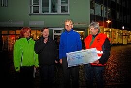 Marlies Göhr, Sabine Krauspe, Prof. Dr. Ingo Runnebaum und Marion Astner (v.l.) freuen sich über die Spende, die der Lauf erzielt hat. (Foto: Vöckler)