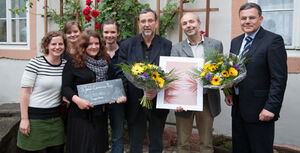 Für die Fachschaft Medizin überreichen die Studentinnen Caroline Gerdes, Wiebke Keweloh, Carolin Fleischmann und Isabell Woest (v.l.) mit Unterstützung des Fördervereinsvorsitzenden Dr. Michael Kiehntopf (r.) den Janus-Cornarius-Lehrpreis an die Organisatoren des Tropenkurses, Prof. Wolfgang Pfister und Dr. Michael Baier (3. u. 2. v. r.). Foto: Dominique Ouart, Fachschaft Medizin