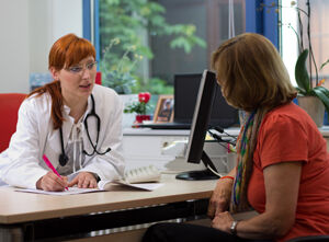 Allgemeinmediziner und Medizinspychologen untersuchen den Einfluss der Arzt-Patienten-Beziehung auf das Krankheitserleben und die Fähigkeit der Patienten, den Alltag zu bewältigen. Foto: UKJ