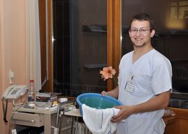 Als Auszubildender in der Gesundheits- und Krankenpflege war Timo Thibault in der „Woche der Auszubildenden“ für den handchirurgischen Bereich zuständig. (Foto: Hornberger/UKJ)