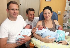 Die stolzen Eltern Jana und Rajko Görls mit ihren Drillingen Pablo, Vincent und Leonardo und Oberarzt Dr. Uwe Schneider in der Klinik für Frauenheilkunde und Geburtshilfe am UKJ. Foto: UKJ / Schleenvoigt