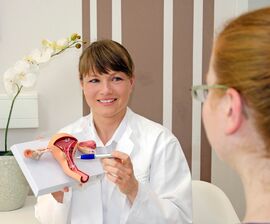 UKJ-Expertin Dr. Cornelia Scheungraber bei einer Beratung während der Dysplasie-Sprechstunde. Foto: UKJ/Szabo