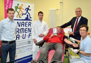 Erst Blut spenden am UKJ, dann beim Jenaer Firmenlauf am 15. Mai durchstarten: Steffen Bernhardt (liegend), Schlussläufer beim Firmenlauf, spendete am Freitag Blut am UKJ. Foto: UKJ/Szabo.