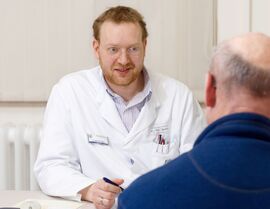 Dr. Steven Goetze, Oberarzt an der Klinik für Hautkrankheiten am UKJ, ist Experte für das Erkennen und Behandeln von Hautkrebs. Foto: Hellmann / UKJ