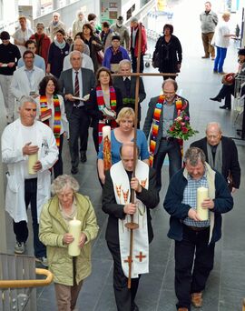 Umzug in Lobeda: Vor der ersten Andacht in der neuen Klinikkapelle des UKJ wurden Kerzen, die Bibel und das Kreuz von der alten Kapelle im Kellergeschoss an den neuen Standort gebracht. Foto: UKJ/Sazbo.