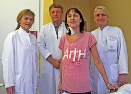 Die 38-jährige Annette Nothnagel mit der leitenden Oberärztin Dr. Astrid Bauschke, Klinikdirektor Prof. Dr. Utz Settmacher und Oberärztin Dr. Christina Malessa (v.li.). Foto: UKJ / Schleenvoigt