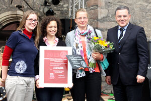 v.l.: Barbara Schaller, Hannah Wachter (beide Fachschaft), Dr. Caroline Hasler(Preisträgerin), PD Dr. Kiehntopf (Förderverein). Foto: Susan Reformat 