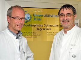 Prof. Dr. Winfried Meißner (l.), Leiter der Sektion Schmerztherapie am UKJ, und Prof. Dr. Ulrich Smolenski, Direktor des Instituts für Physiotherapie, leiten die neue Schnerztagesklinik am UKJ. (Foto: UKJ / Szabo)