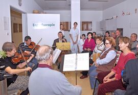 Die Musiker erfreuen Patienten und Therapeuten mit Weihnachtsliedern. (Foto: UKJ / Hornberger)