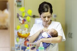 In der Eltern- und Babysitterschule erhalten die Teilnehmer Wissen und Rat rund ums Thema Kind. (Foto: UKJ / Schroll).