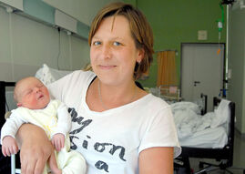 In Jena fast auf die Stunde wie der jüngste britische Thronfolger geboren: Julius Ferdinand Kürner, hier gestern im Arm seiner glücklichen Mama Stephanie Kürner in der Uni-Frauenklinik. (Foto: TLZ / Stridde)