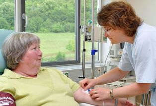 Eine Woche lang wurden die verschiedenen Bereiche des UKJ, hier ein Bild aus der Krankenversorgung, durch sechs externe Qualitätsgutachter überprüft. Das positive Ergebnis: Das UKJ ist die dritte Universitätsklinik in Deutschland, die nun ein DIN-EN-ISO-9001-Qualitätssiegel für die gesamte Krankenversorgung bekommen hat. Foto: UKJ/Medienzentrum