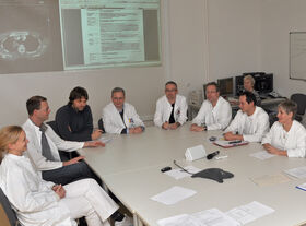 In interdisziplinären Tumorkonferenzen werden wöchentlich die neuen Patienten besprochen. Auch externe Ärzte können an diesen Konferenzen teilnehmen. Foto: UKJ/Medienzentrum